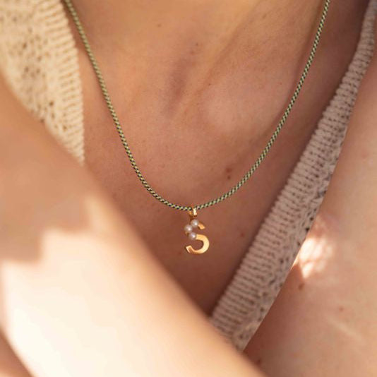 Lettre S - Pendentif en or et perles de culture blanches