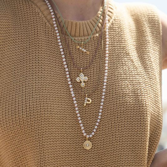 Lettre Q - Pendentif en or et perles de culture blanches