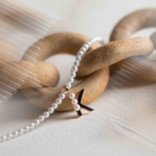 Lettre K - Pendentif en or et perles de culture blanches