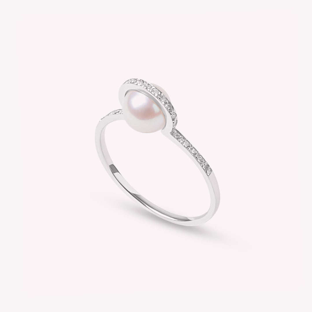 Ruhl - Bague en or gris, diamants et perle blanche