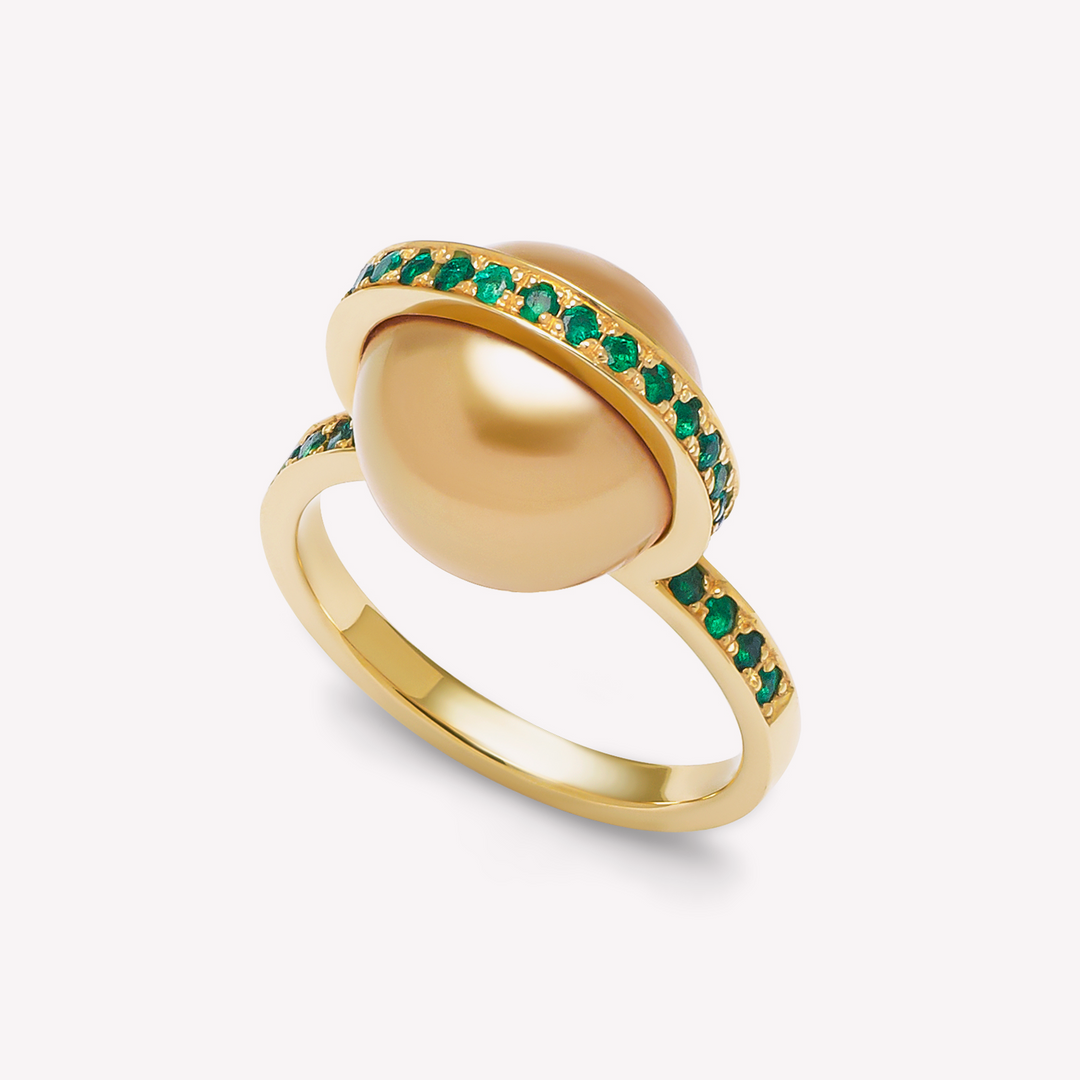 Le Plongeoir - Bague en or jaune, émeraudes et perle de culture gold