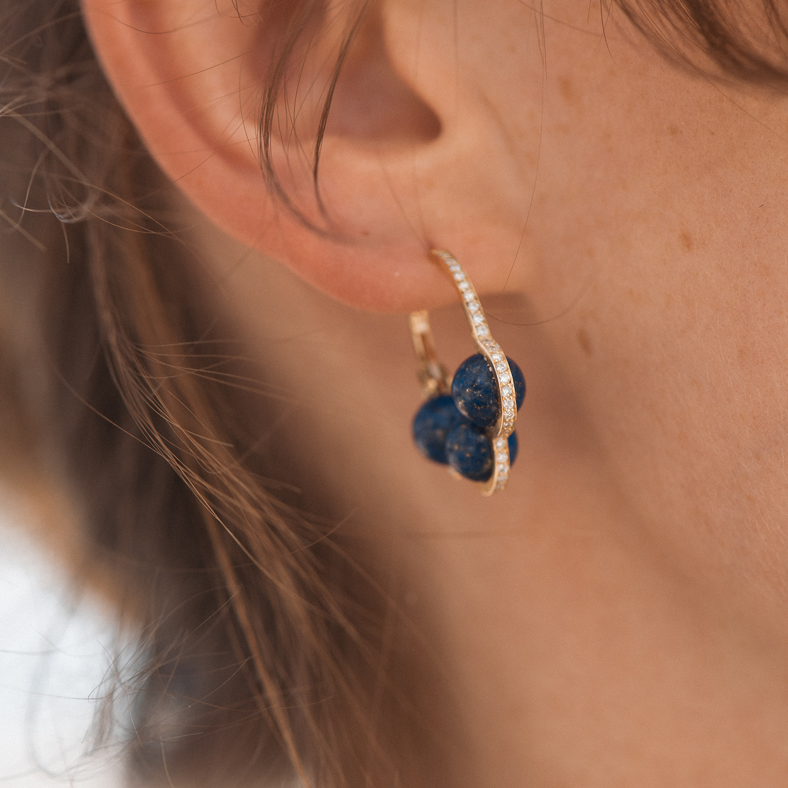 La Réserve - Boucle d'oreille en or jaune, diamants et lapis lazuli - Vendue à l'unité