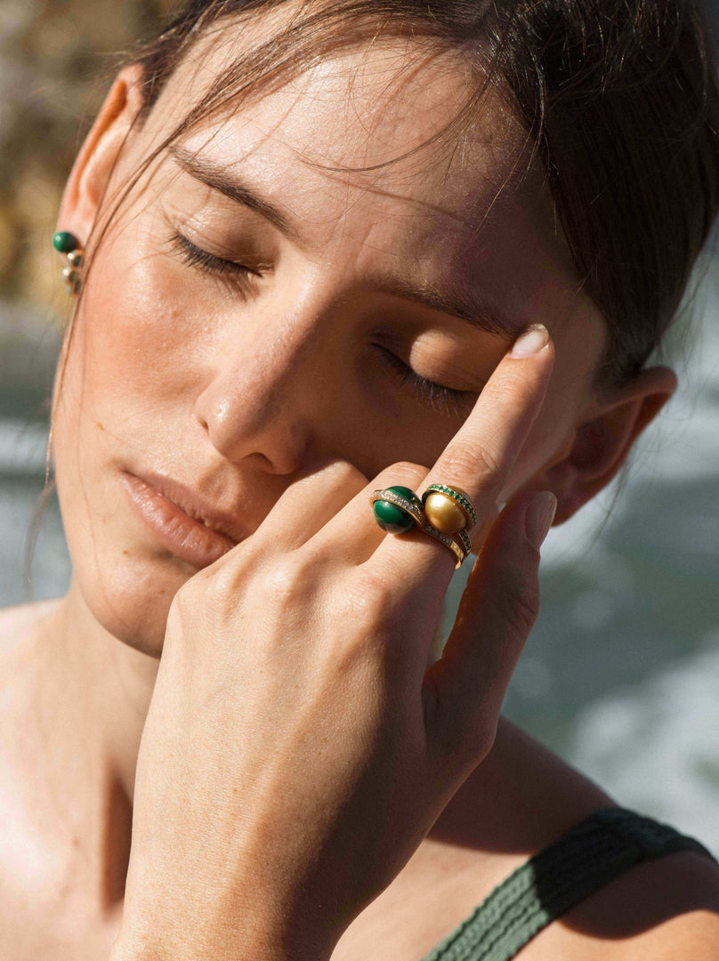 Le Plongeoir - Bague en or jaune, émeraudes et perle de culture gold