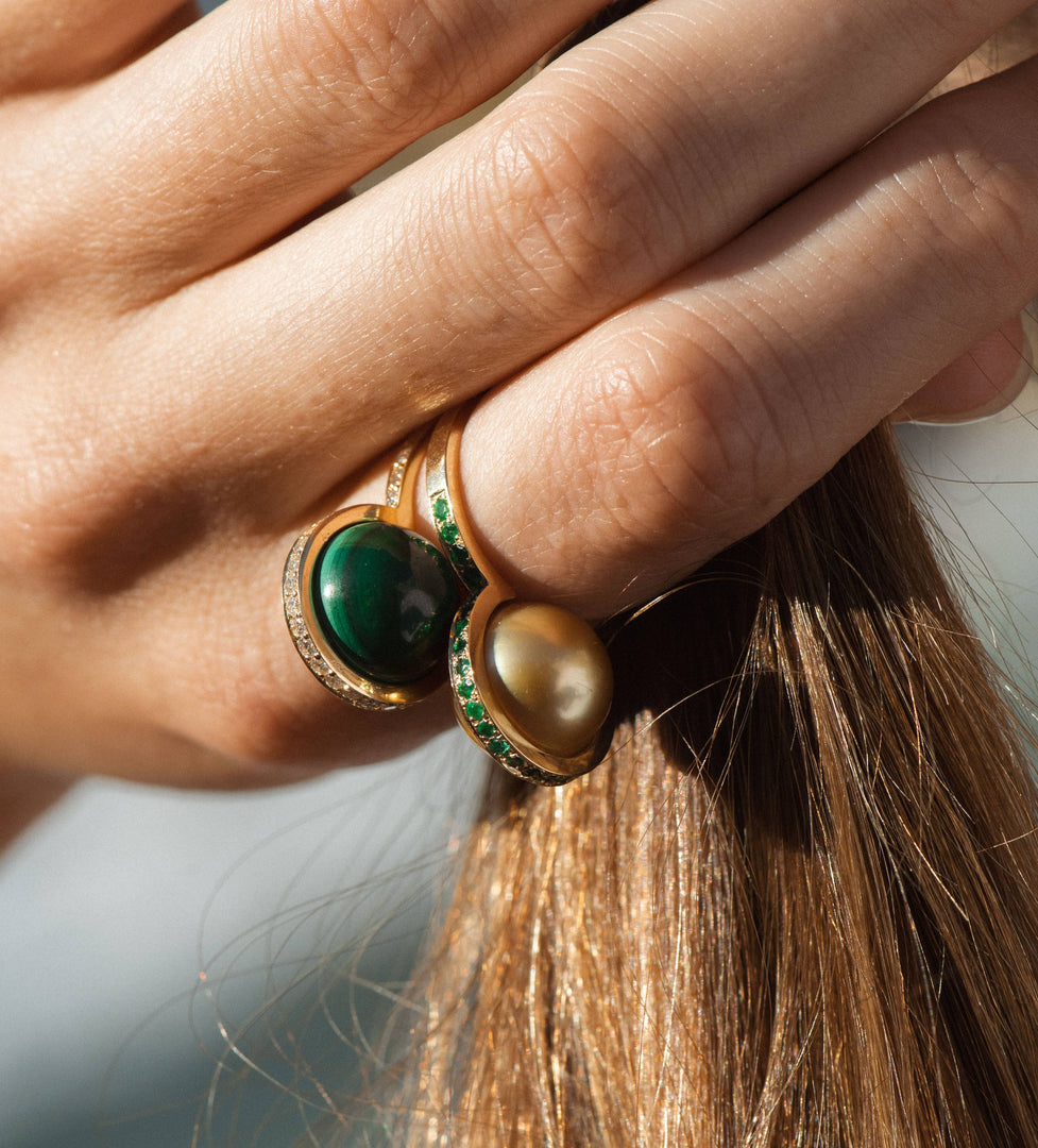 Le Plongeoir - Bague en or jaune, émeraudes et perle de culture gold