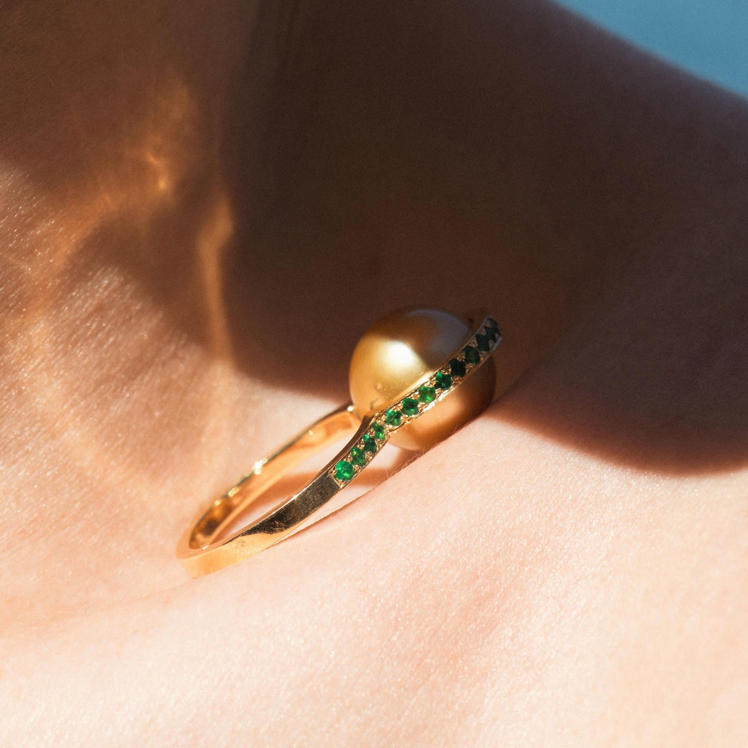 Le Plongeoir - Bague en or jaune, émeraudes et perle de culture gold