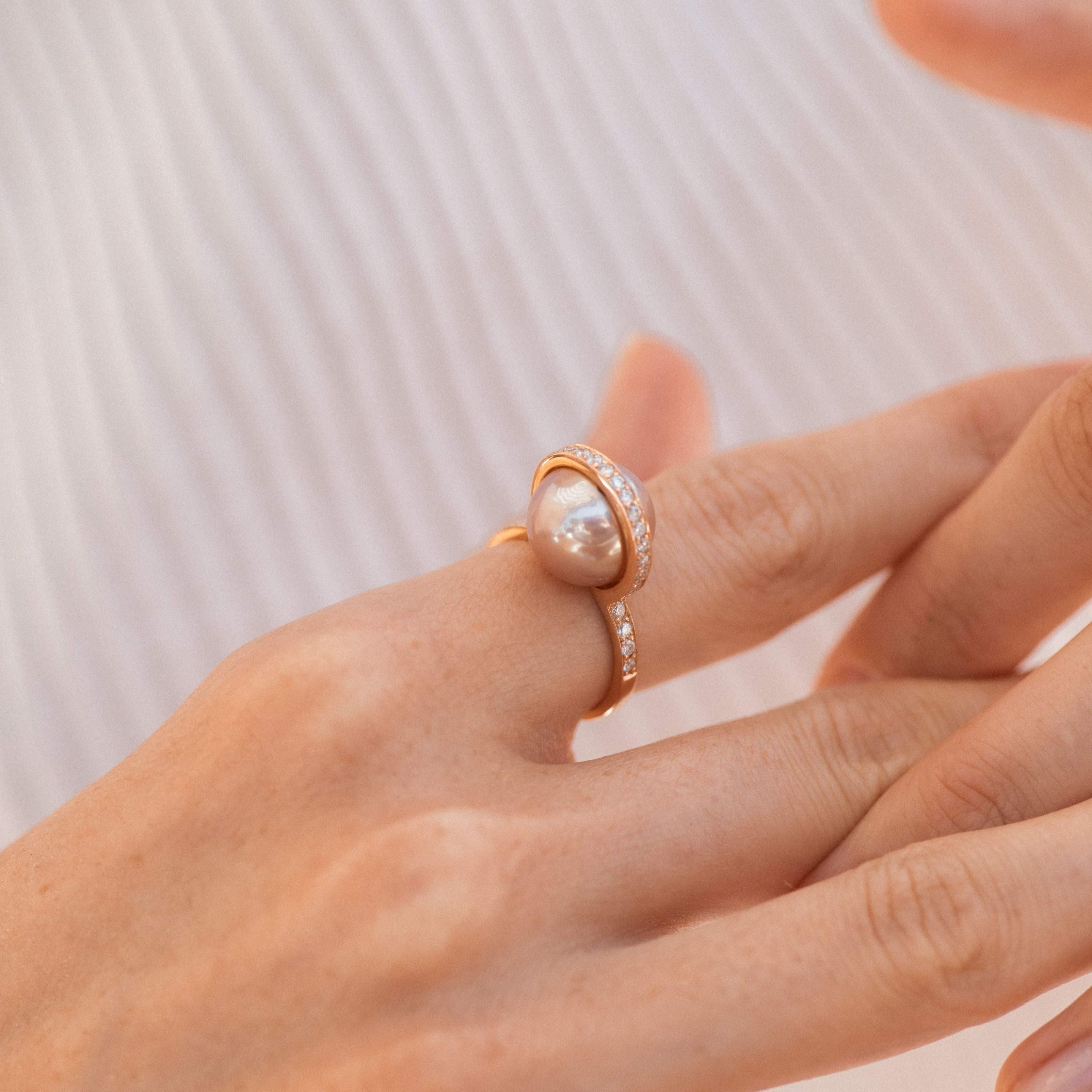 Le Plongeoir - Bague en or rose, diamants et perles de culture roses