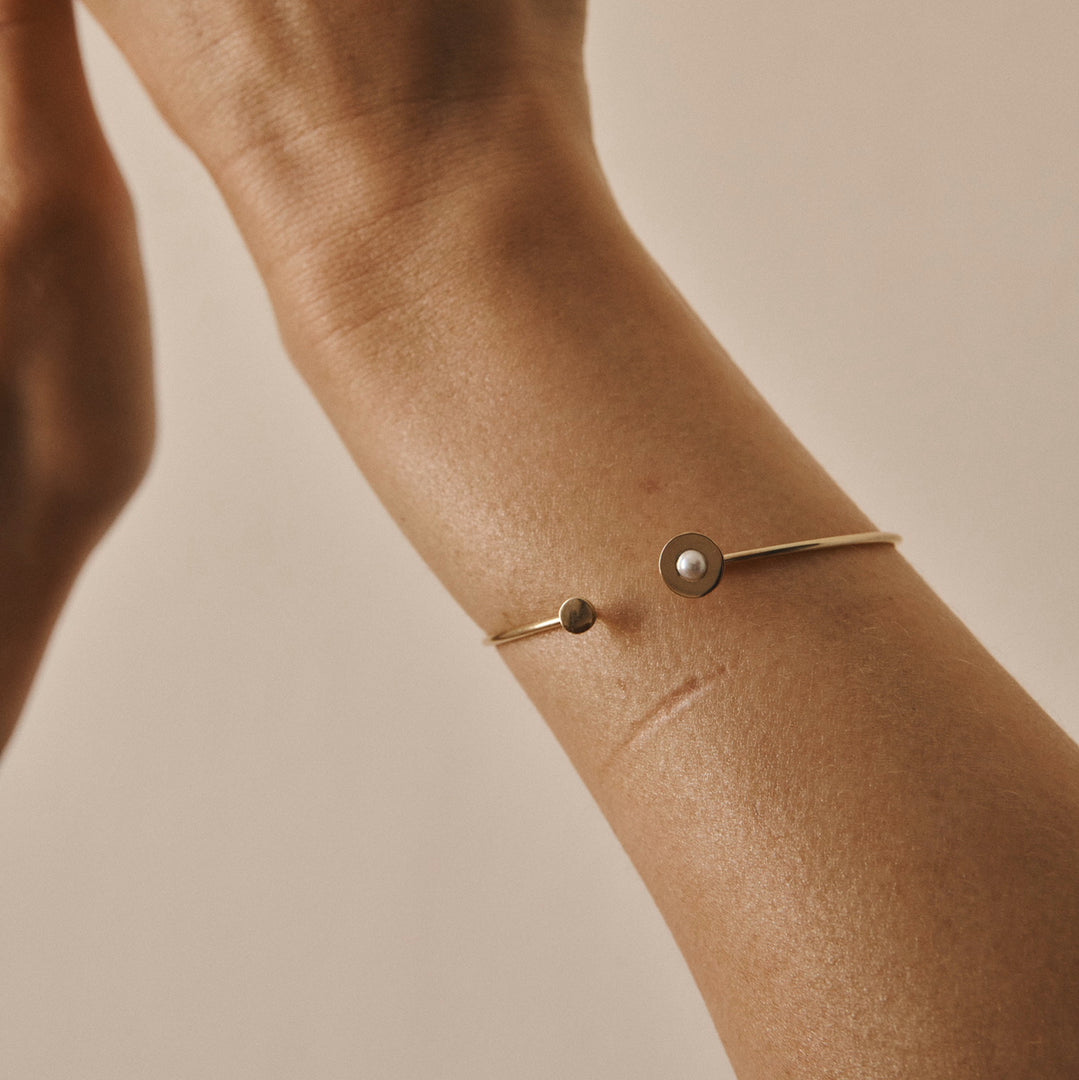 Pinède – Les Mugo – Duo bangle in yellow gold and white pearls