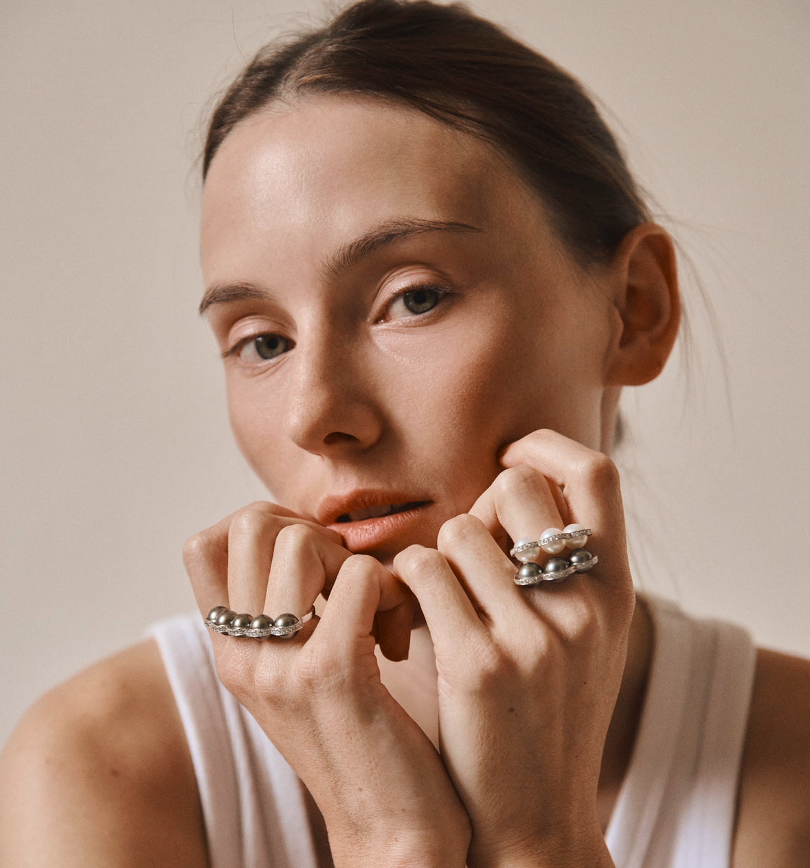 Le Sporting - Double bague en or gris, diamants et perles de tahiti