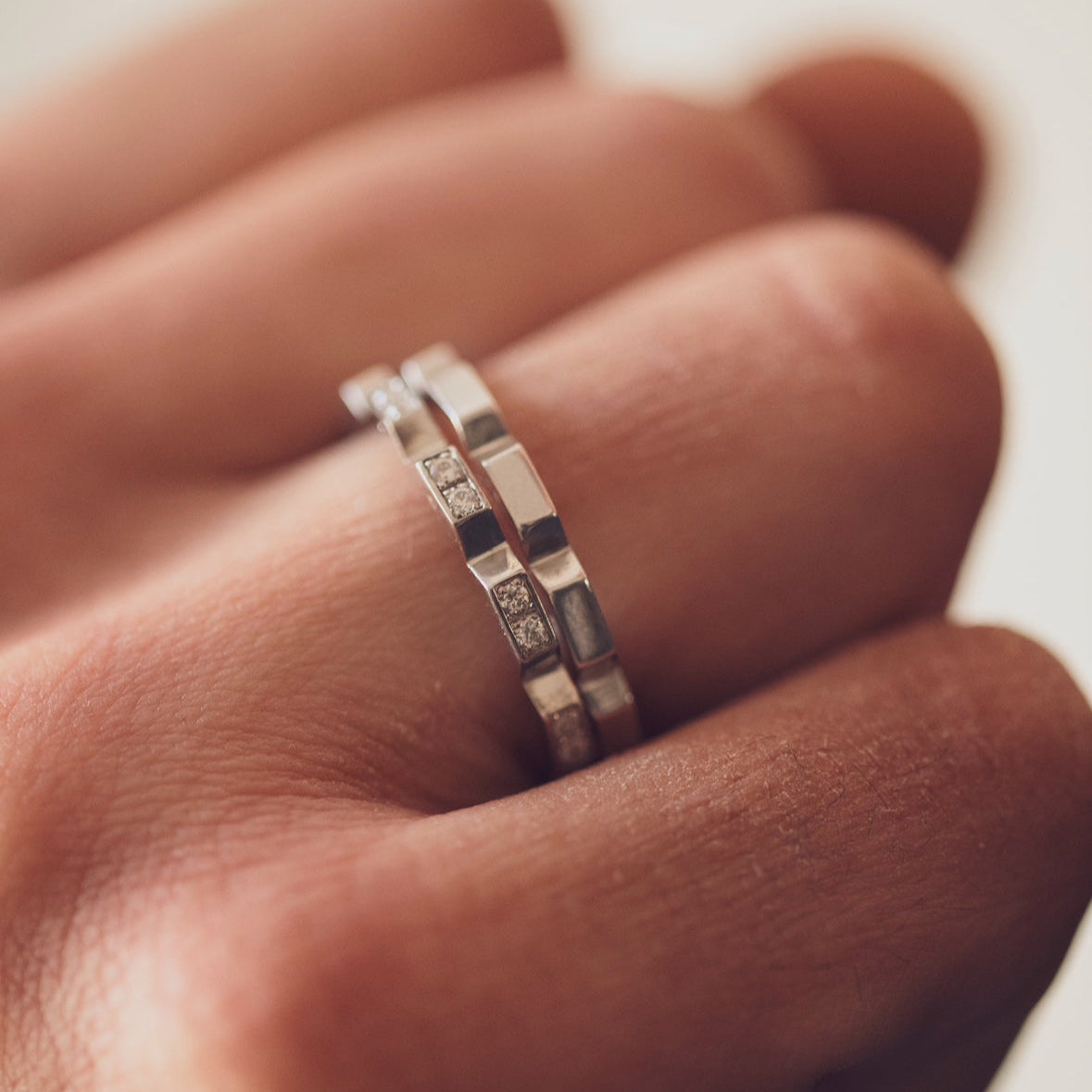 18-carat gold and diamond square wedding band – Men’s model