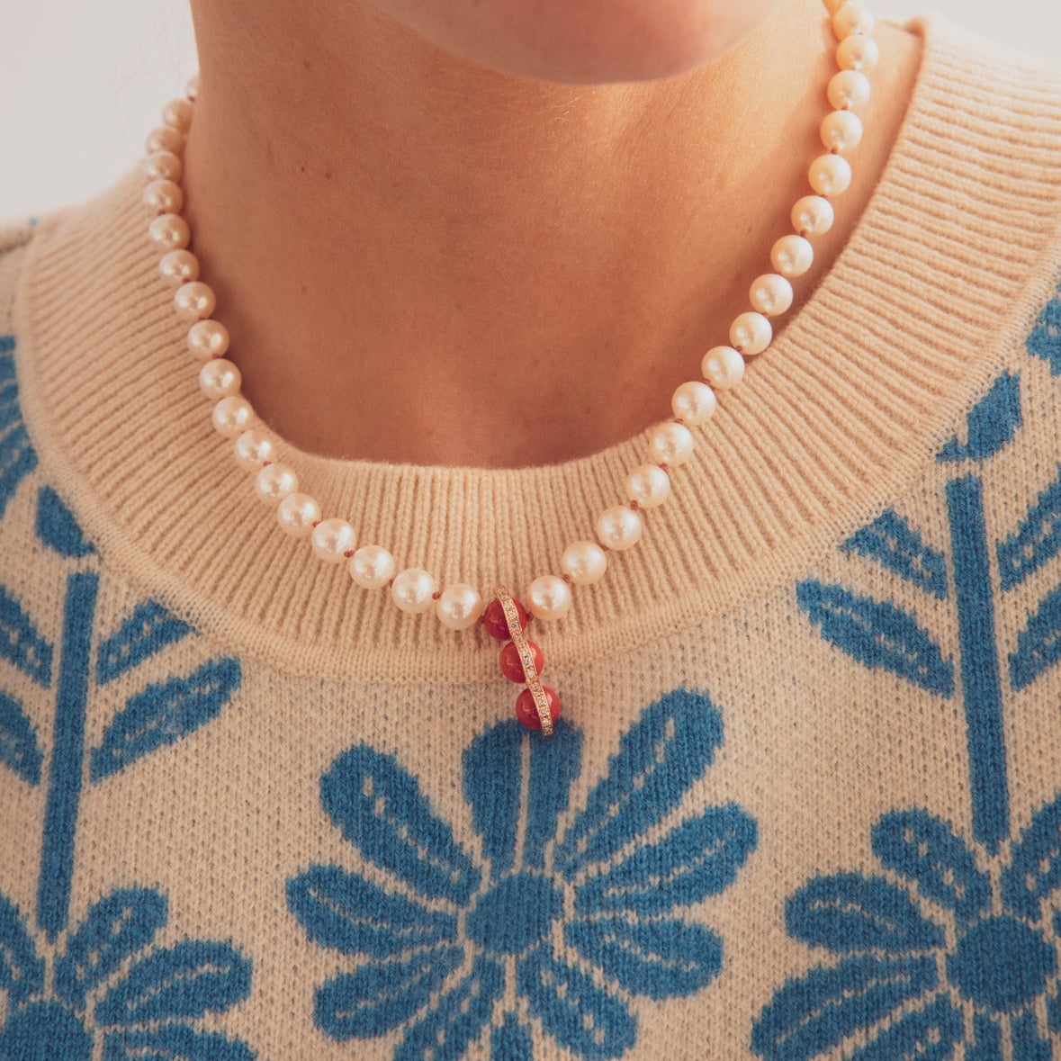 La Réserve - Collier de perles, motif diamants et corail