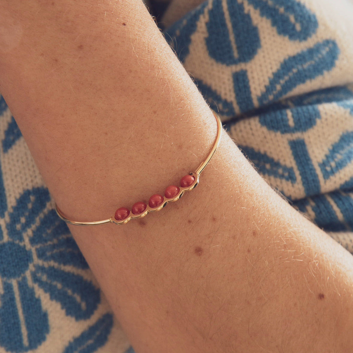 Coco Beach - Yellow gold and coral pearl bangle