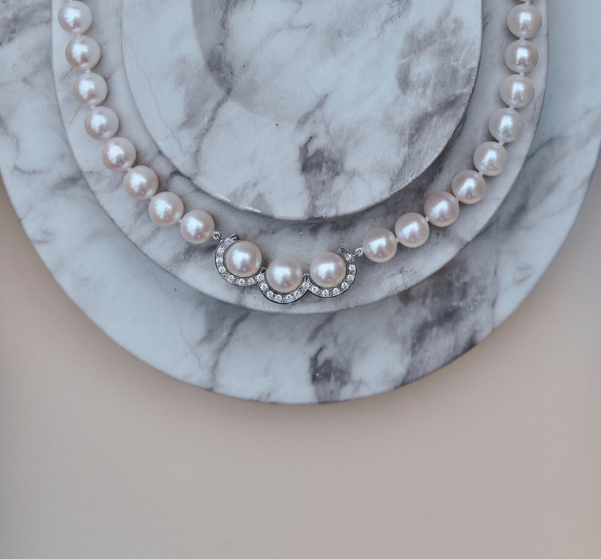 La réserve - Collier en or gris diamants et perles blanches