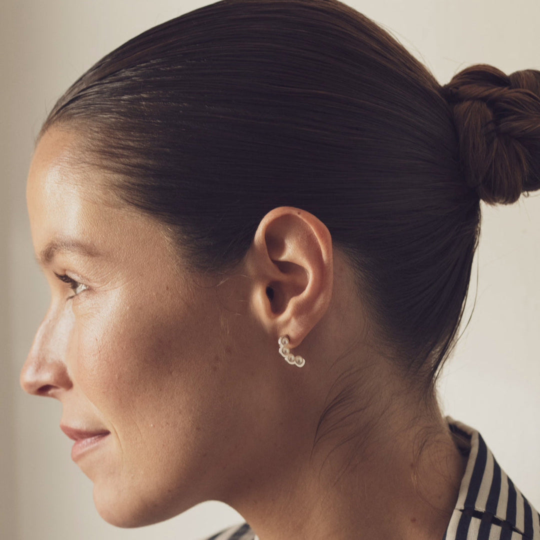 Coco Beach – Gold and white cultured pearl earring – Sold individually