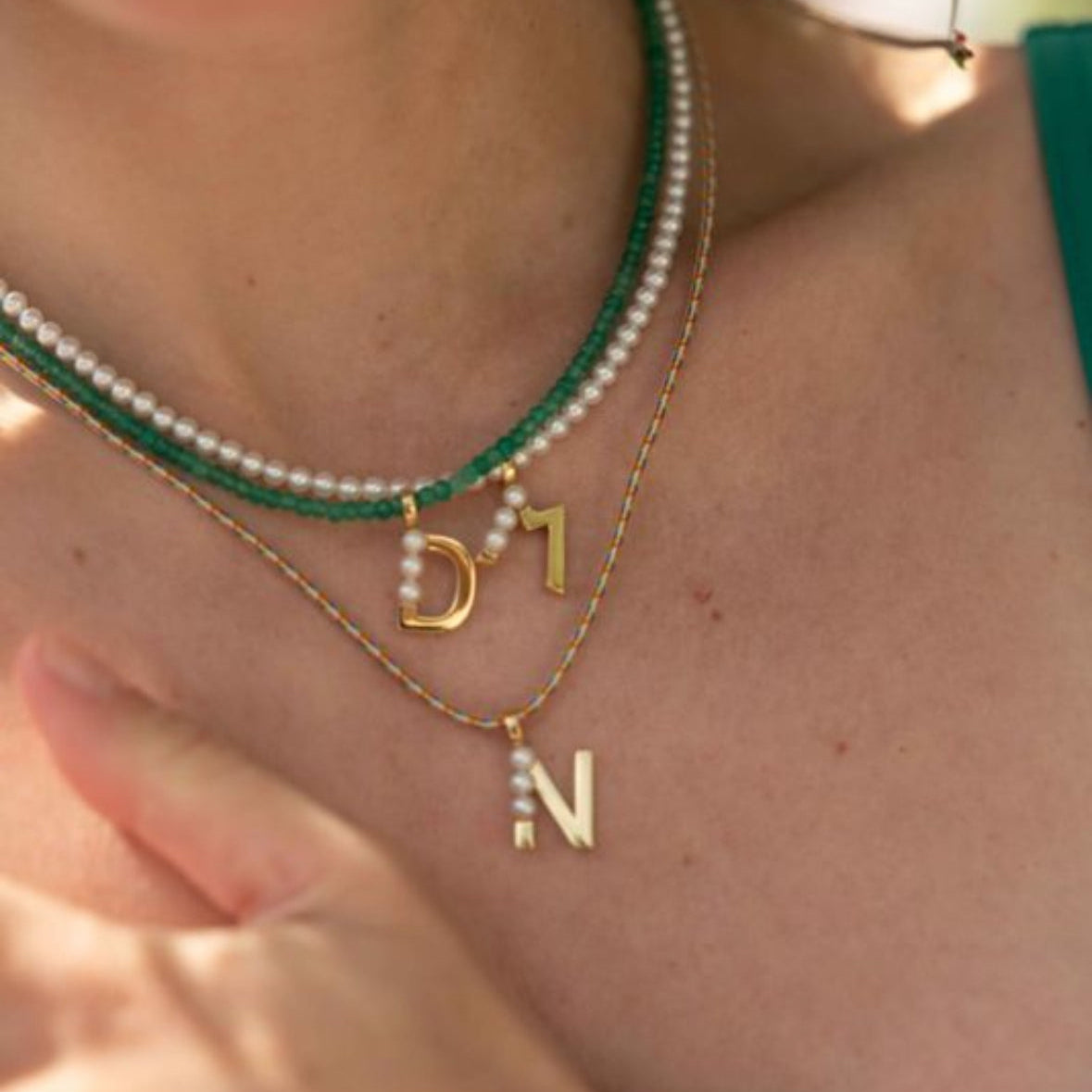 Lettre N - Pendentif en or et perles de culture blanches