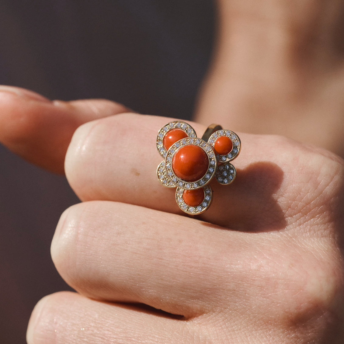 Pinède - Bague en or jaune et perles corail - Moyen modèle empierré