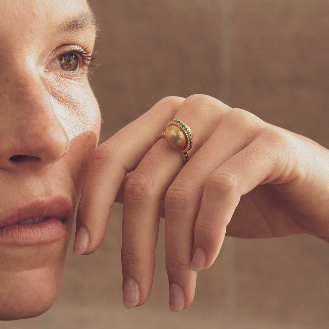 Le Plongeoir - Bague en or jaune, émeraudes et perle de culture gold