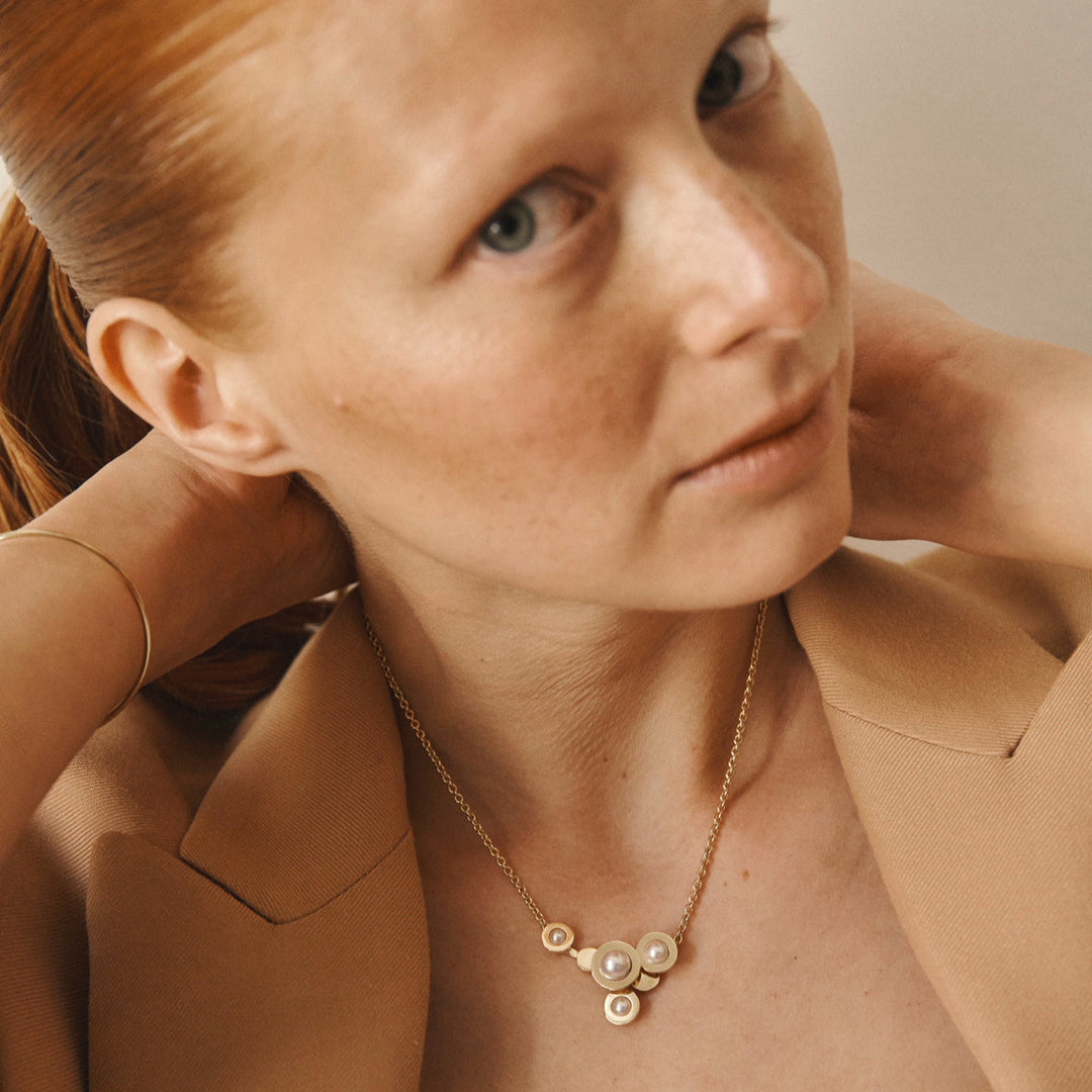 PINEDE - LES MUGO - COLLIER EN OR JAUNE ET PERLES BLANCHES