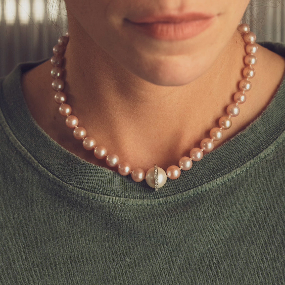 Le Plongeoir - Collier de perles de culture roses en or gris et diamants