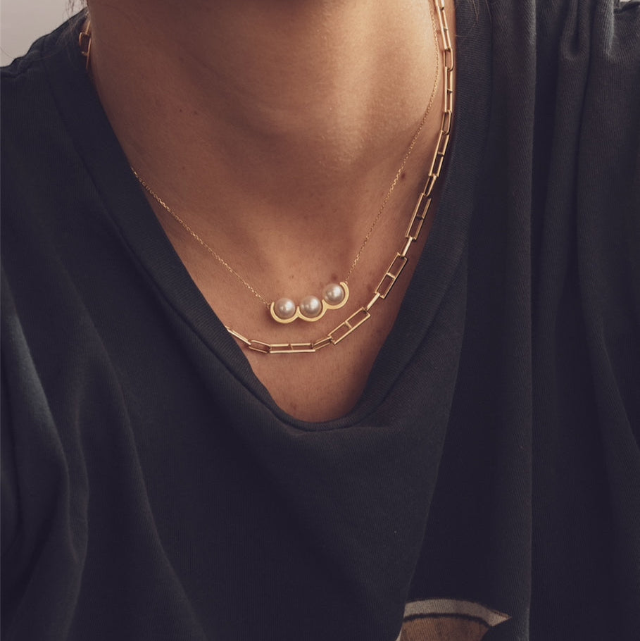 La Réserve - Collier chaine, motif en or jaune et perles blanches