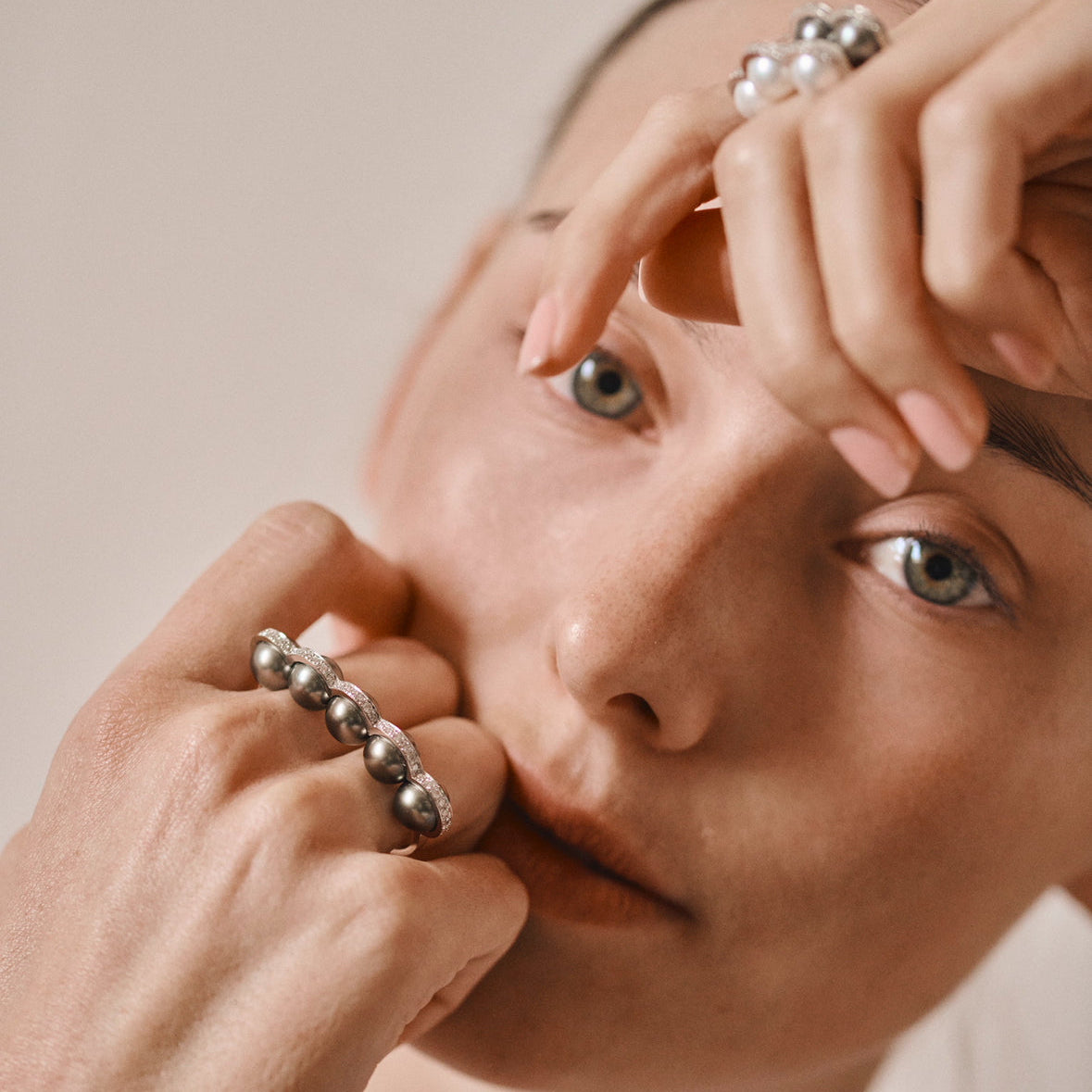 Le Sporting - Double bague en or gris, diamants et perles de tahiti