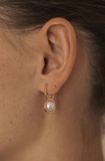 Charger l&#39;image dans la galerie, Le plongeoir - Boucle d&#39;oreille - or rose et perle de culture blanche
