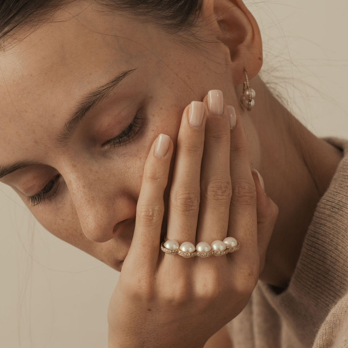 Le Sporting – Double bague en or jaune, diamants et perles blanches