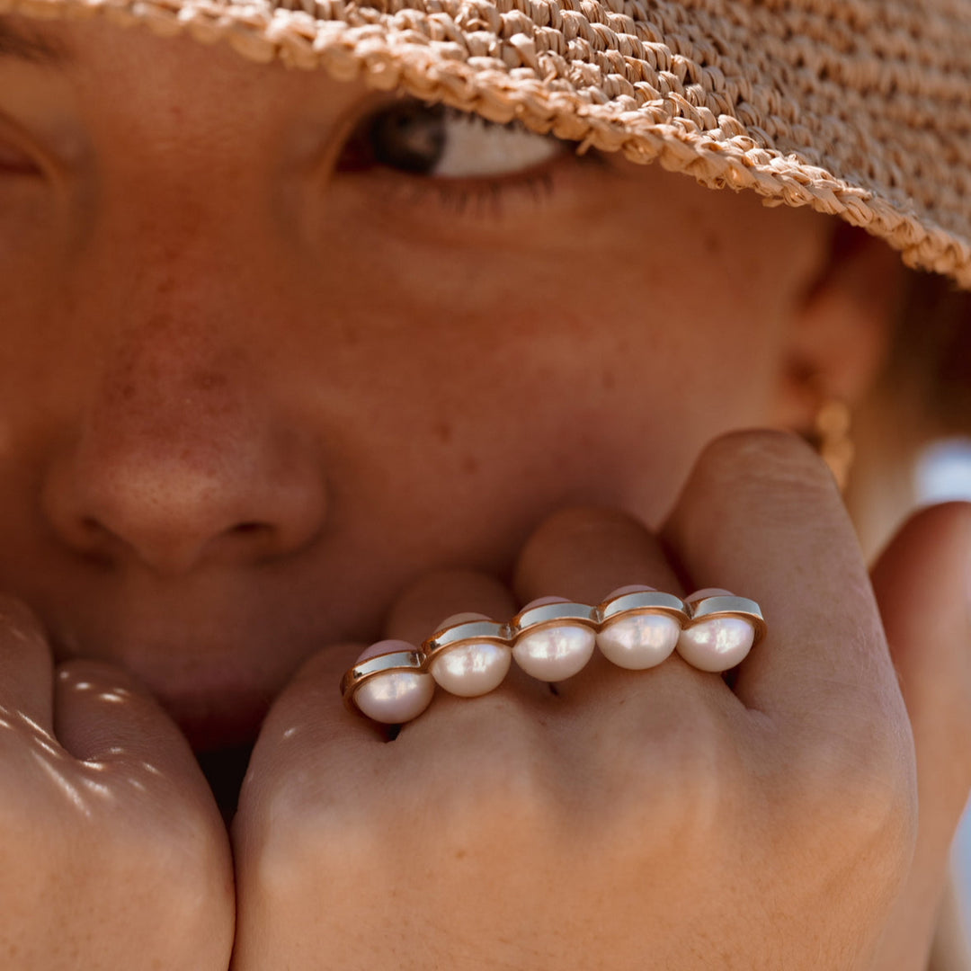 Le sporting - Double bague or jaune - perles de culture blanches