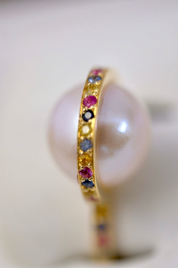 Le Plongeoir - Bague Or jaune, saphirs multicolores et perle blanche