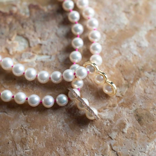 La Réserve - Collier de perles en or 18 carats et noeuds fluo