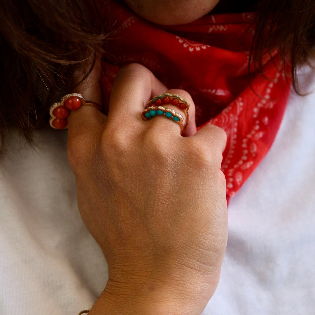 Coco Beach -  Bague Or jaune, diamants et perles corail