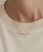 Charger l&#39;image dans la galerie, La réserve - collier chaine motif en or jaune et perles blanches
