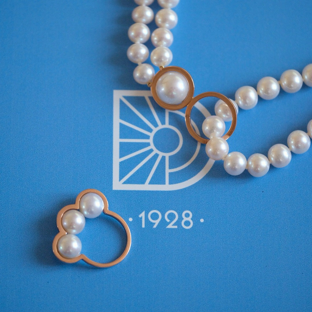 Le plongeoir - Collier de perles de culture blanches -  motif en or rose