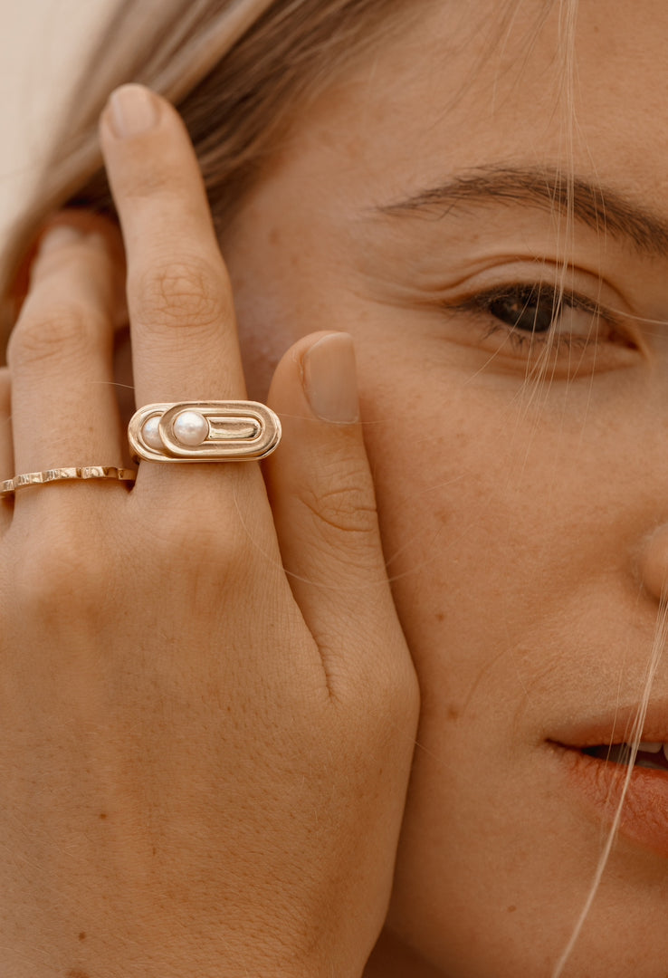 « 1928 » Bague version or jaune et perles blanches