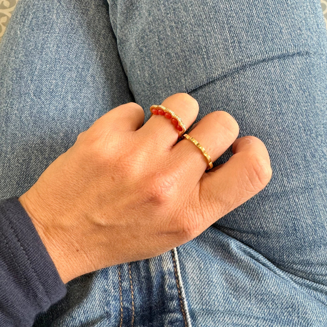 Coco Beach -  Bague Or jaune, diamants et perles corail