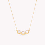 Charger l&#39;image dans la galerie, La réserve - collier chaine motif en or jaune et perles blanches

