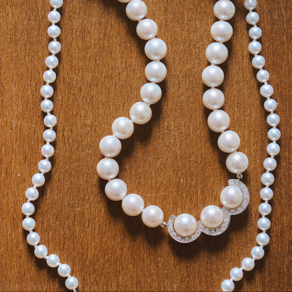 La réserve - Collier en or gris diamants et perles blanches