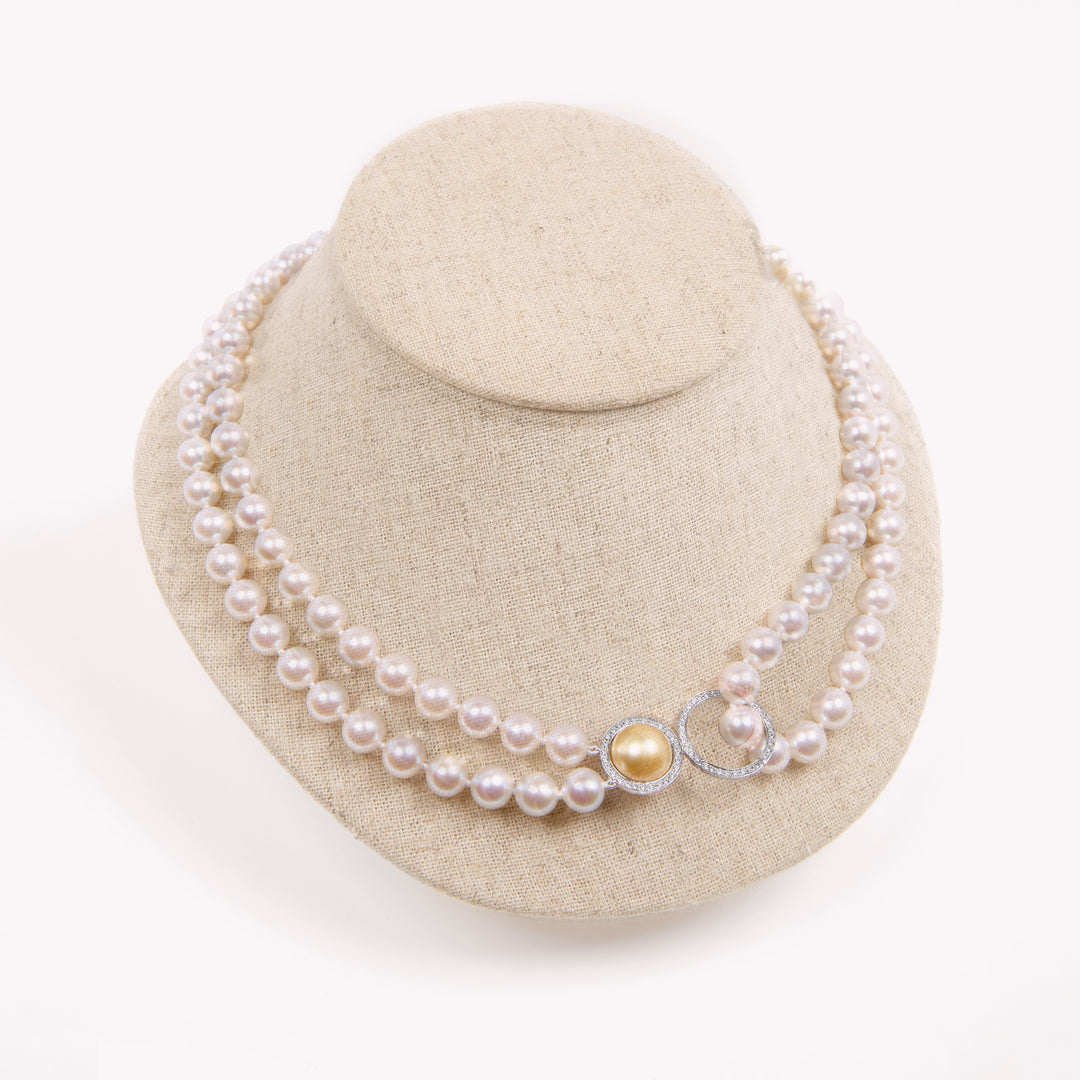 Le plongeoir - Collier de perles de culture blanches - motif en or gris et diamants