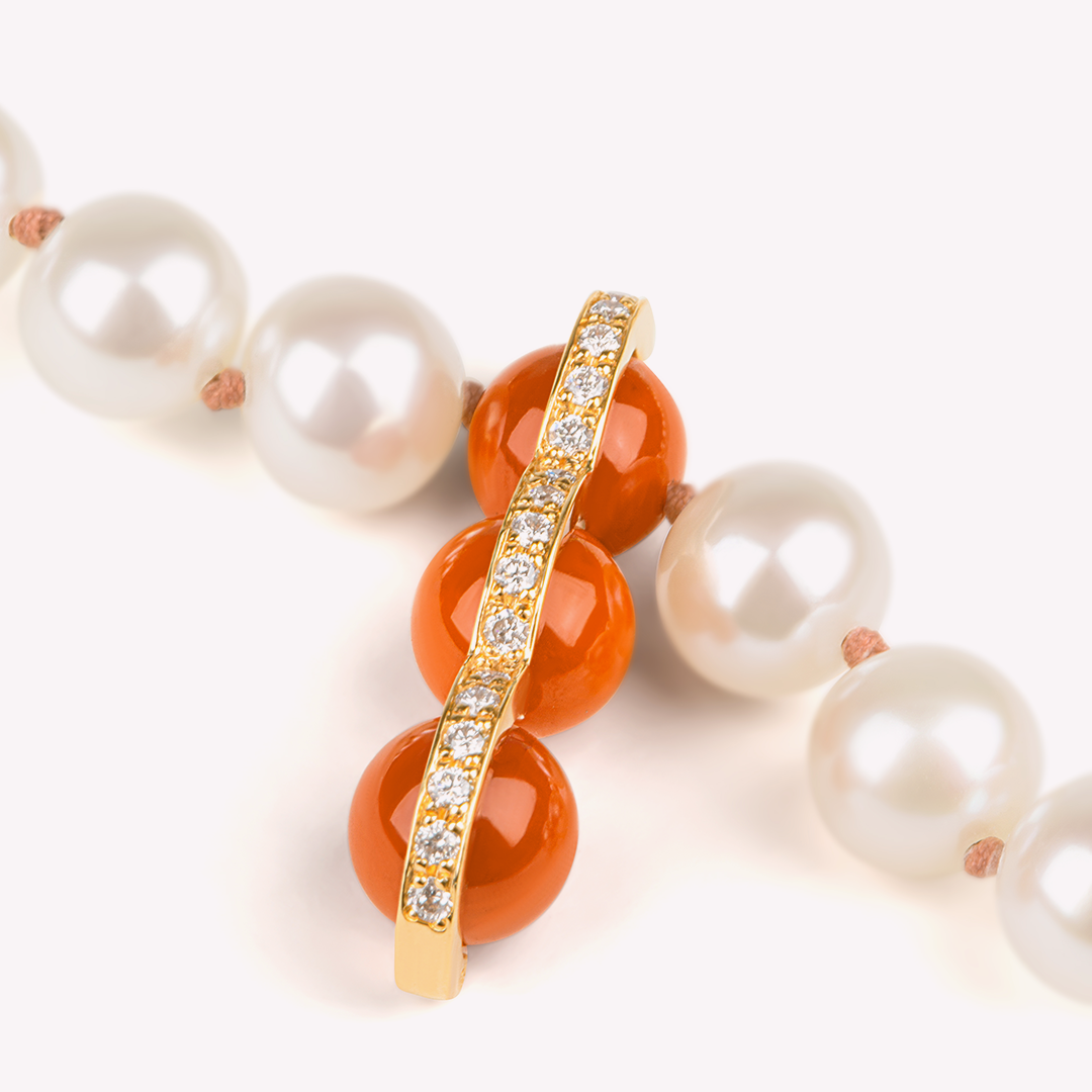 La Réserve - Collier de perles, motif diamants et corail