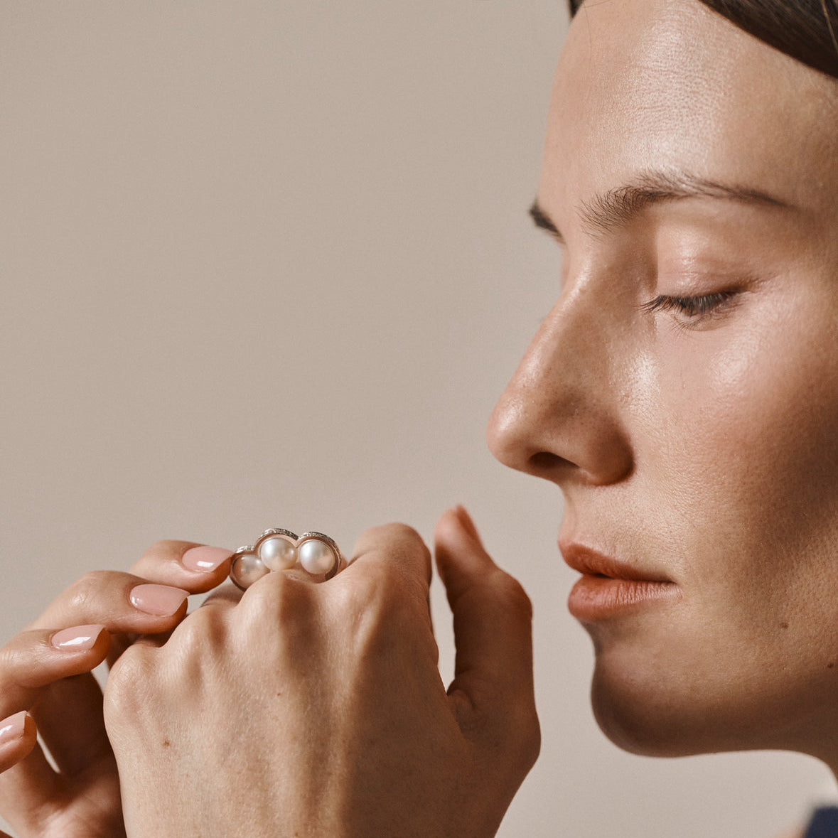 La Réserve - Bague en or gris, diamants et perles de culture blanches