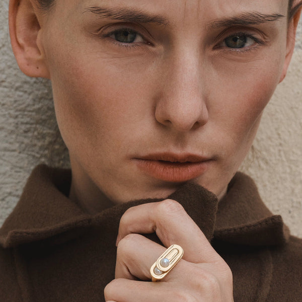 1928 - Yellow gold and white pearl signet ring