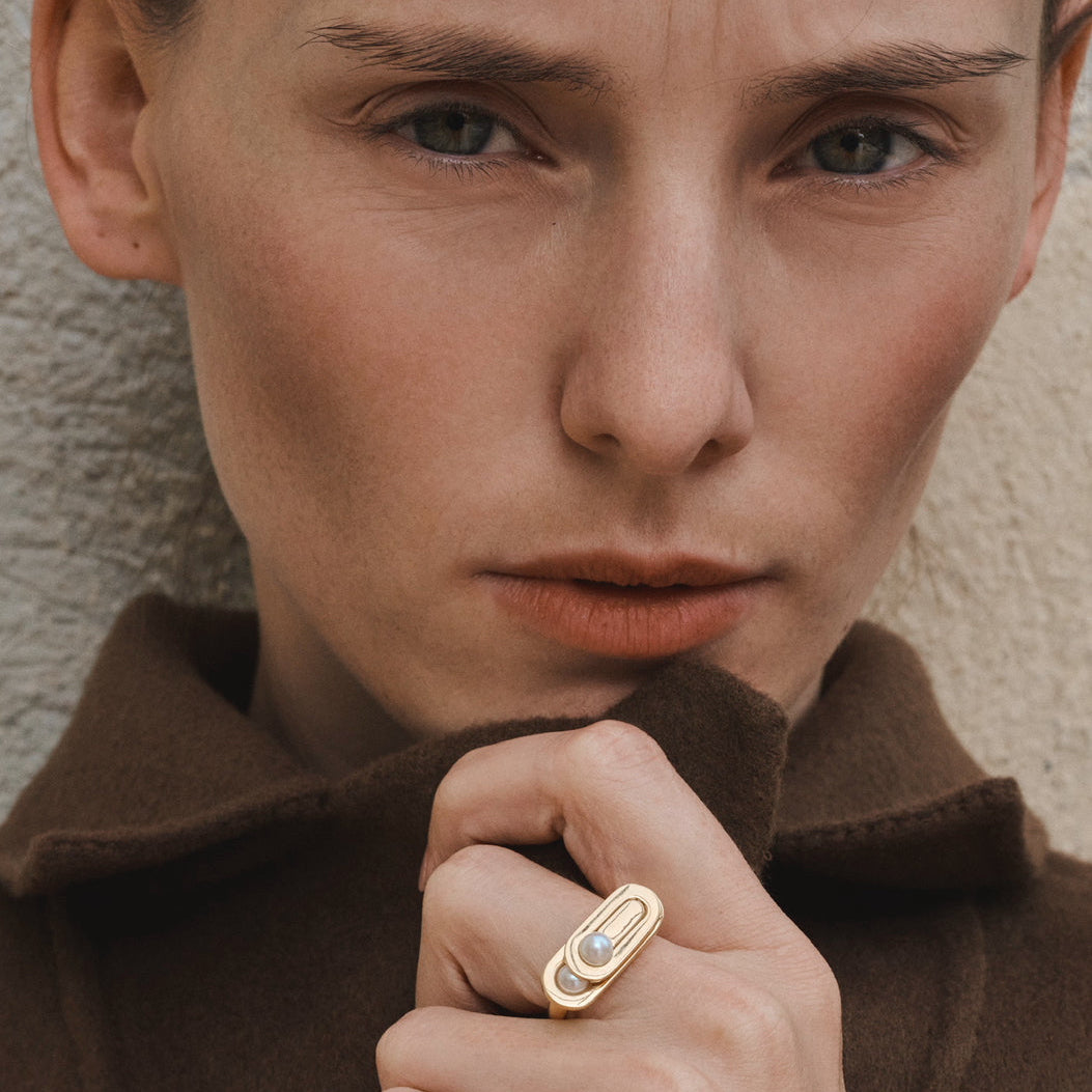 1928 - Bague chevalière en or jaune et perles blanches