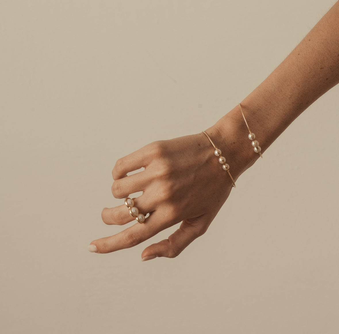 La Réserve - Bague en or jaune et perles blanches