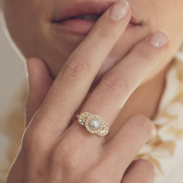 1928 - Bague en or jaune, diamants et perle de culture blanche