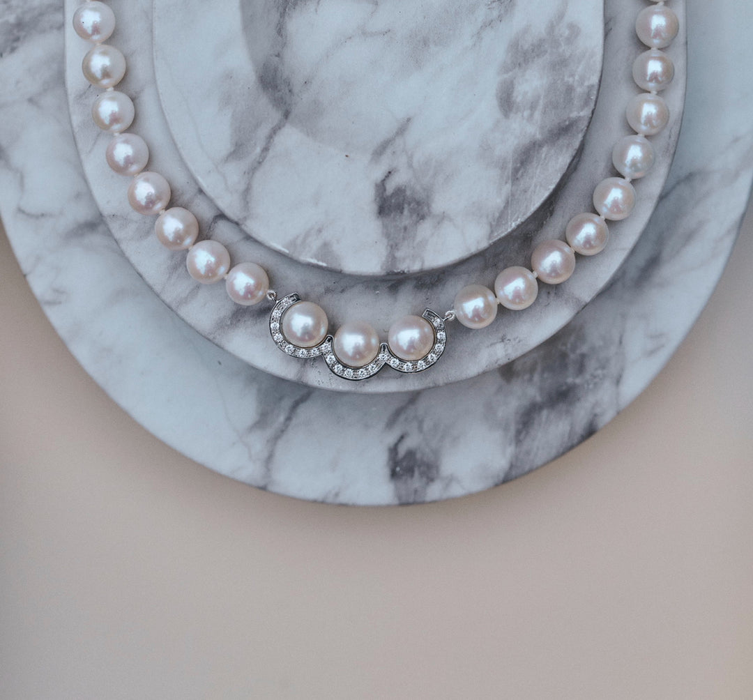 La réserve - Collier en or gris diamants et perles blanches