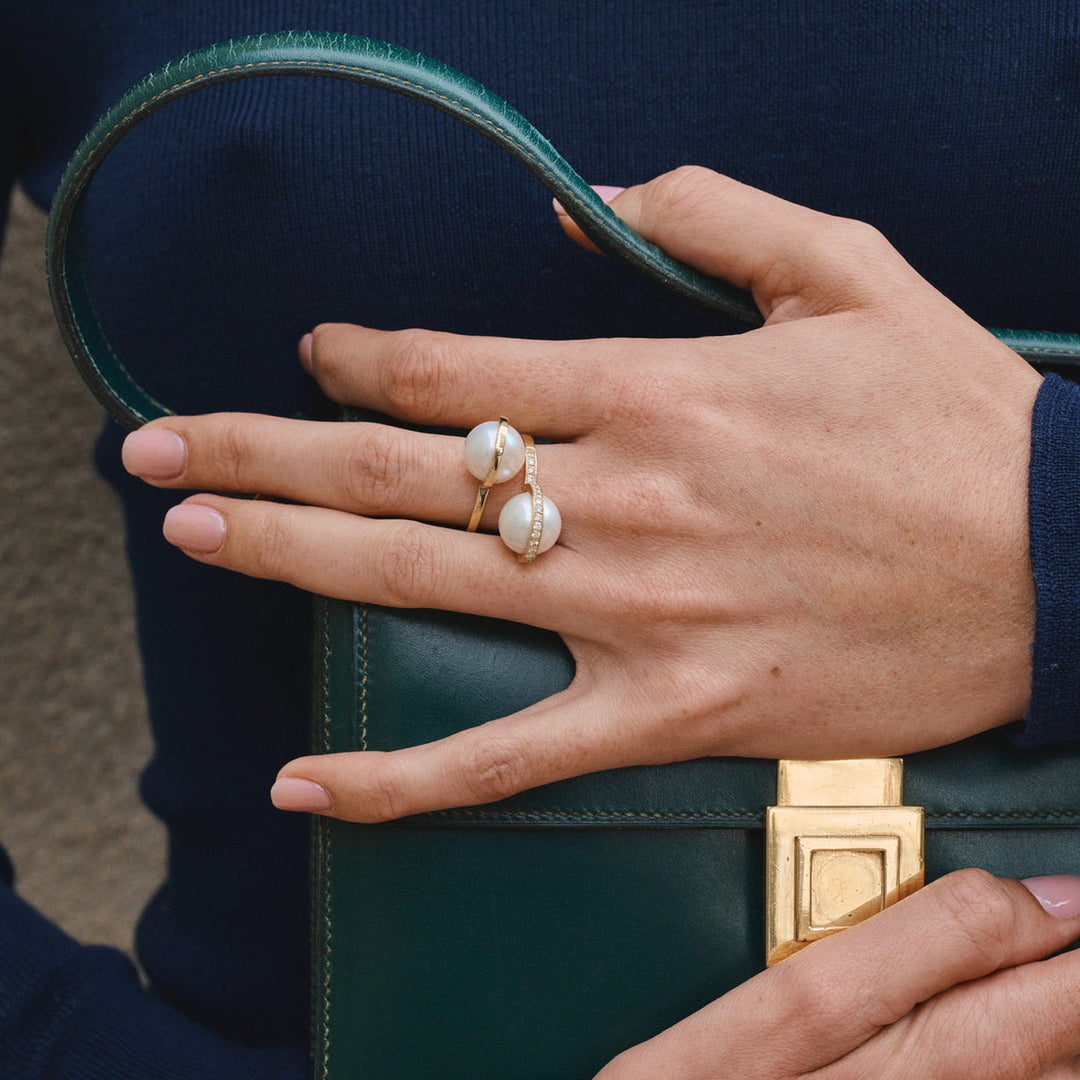 Le Plongeoir - Bague en or jaune, diamants et perles de culture roses