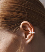 Charger l&#39;image dans la galerie, Coco Beach - Ear cuff en or rose et perles blanches - vendue à l&#39;unité
