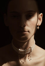 Charger l&#39;image dans la galerie, Le plongeoir - boucle d&#39;oreille - or gris diamants et perles de cultures blanches
