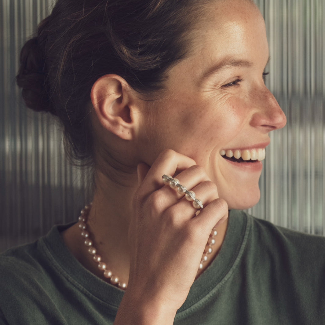 Le Sporting - double bague or gris diamants et perles de culture blanches