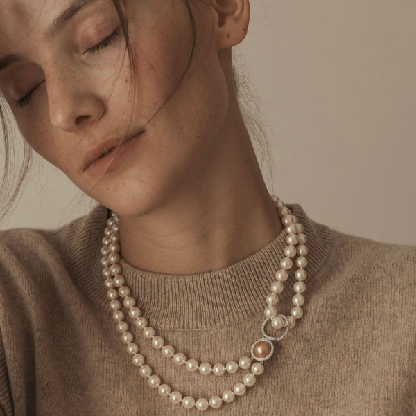 Le Plongeoir - Collier de perles de culture blanches - Motif en or gris et diamants