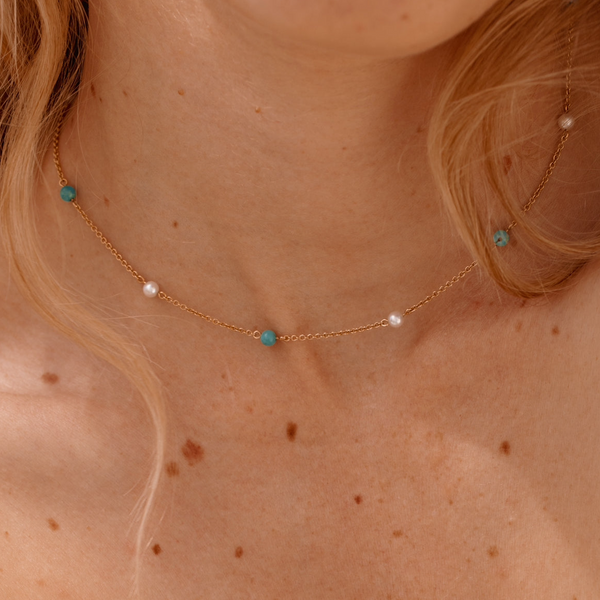 Collier chaîne en or jaune, turquoises et perles blanches - 38cm
